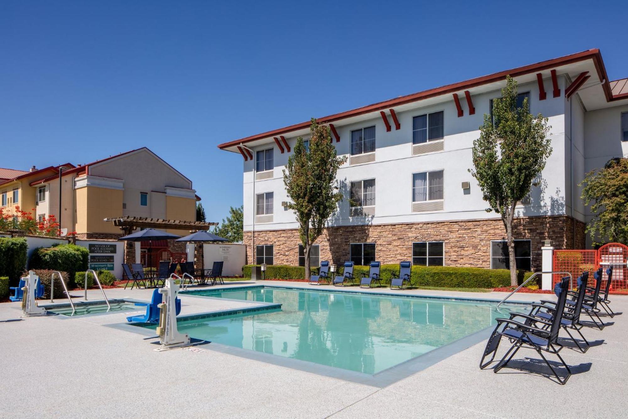 Holiday Inn Express Turlock By Ihg Екстериор снимка