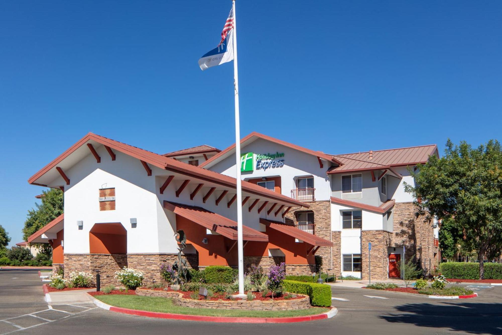 Holiday Inn Express Turlock By Ihg Екстериор снимка