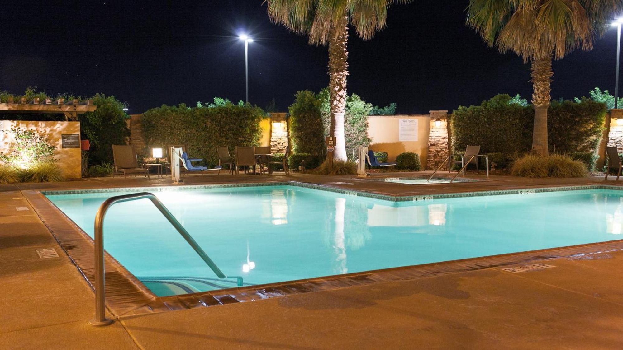Holiday Inn Express Turlock By Ihg Екстериор снимка