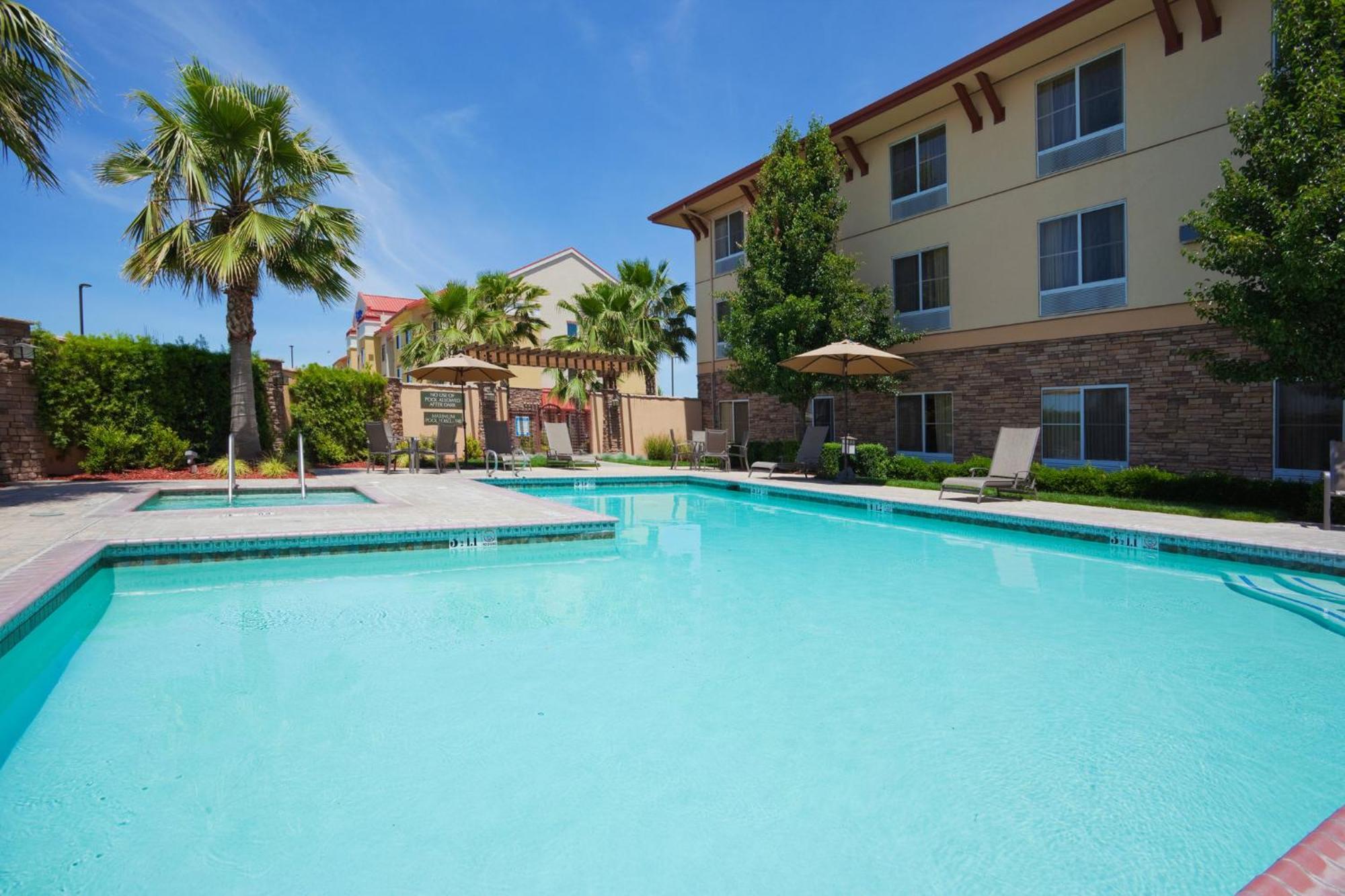 Holiday Inn Express Turlock By Ihg Екстериор снимка