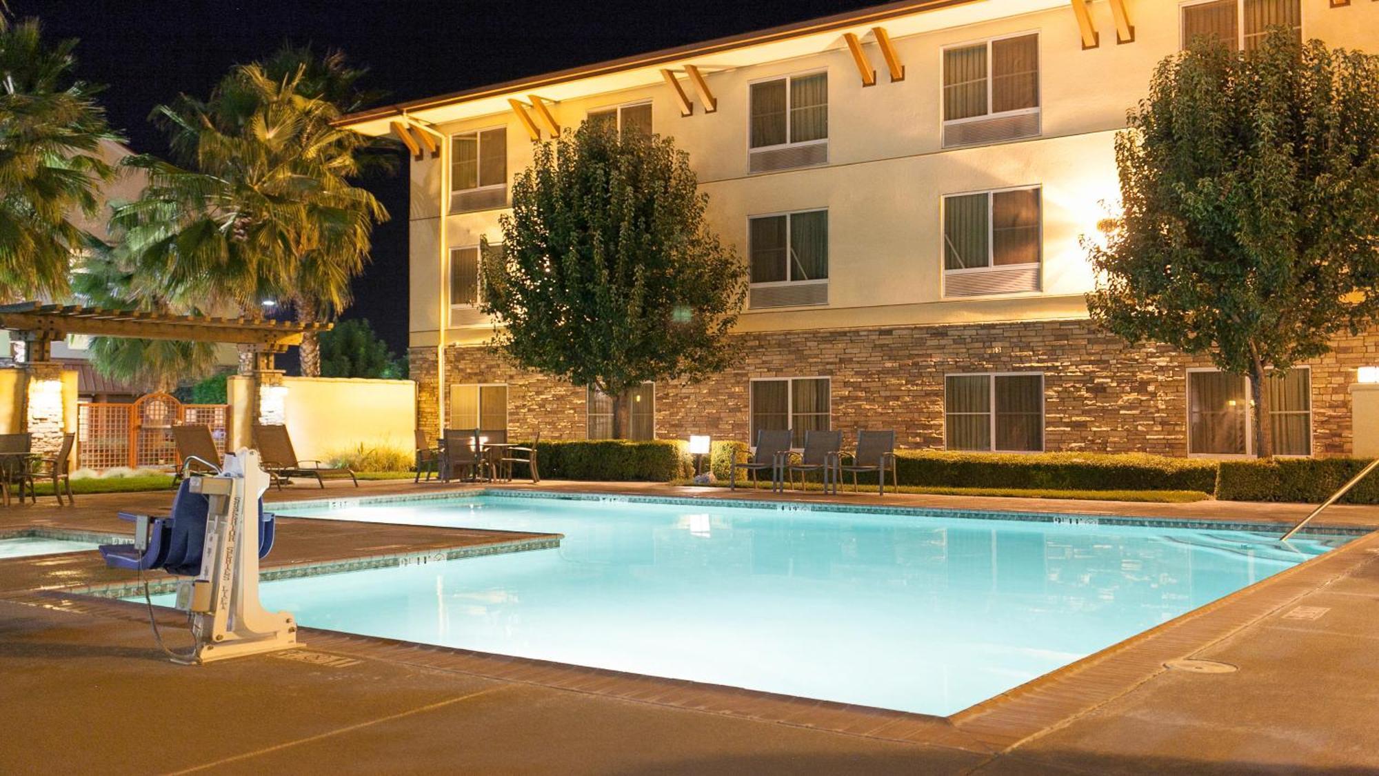 Holiday Inn Express Turlock By Ihg Екстериор снимка