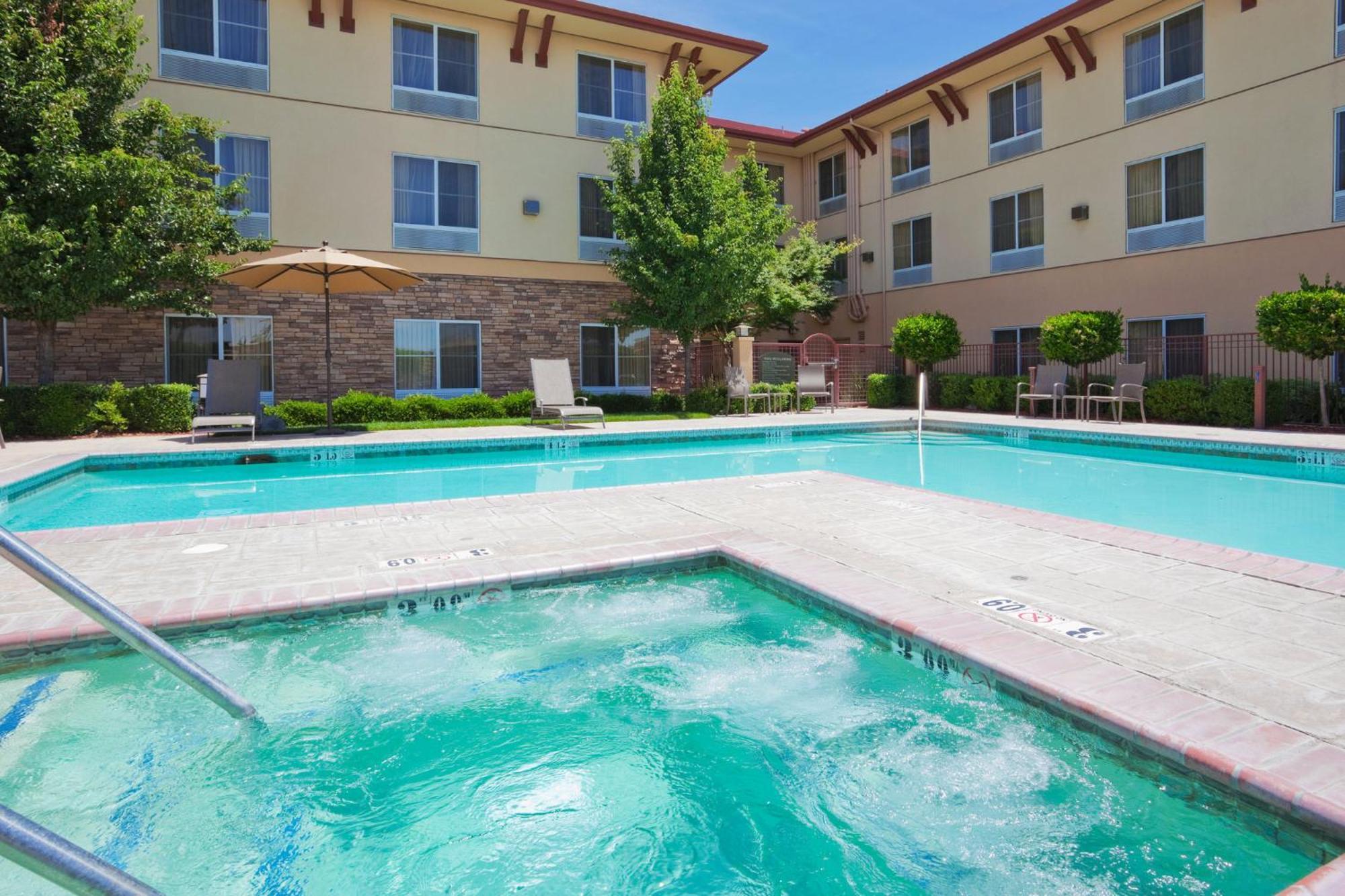 Holiday Inn Express Turlock By Ihg Екстериор снимка