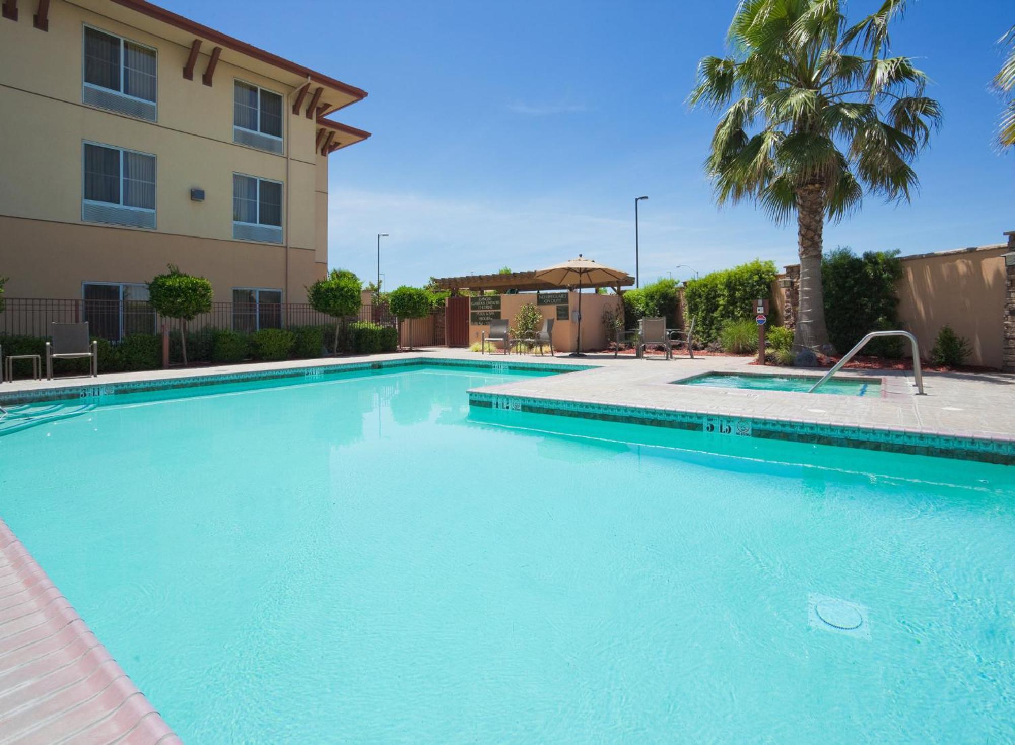 Holiday Inn Express Turlock By Ihg Екстериор снимка